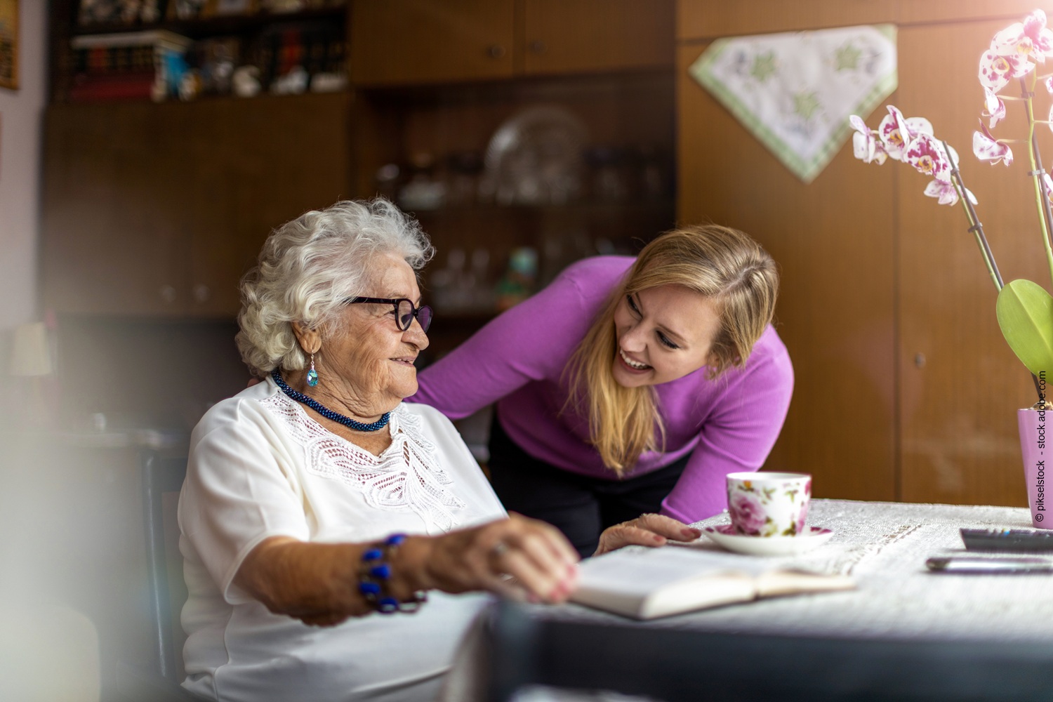 ältere Dame und Pflegefachkraft